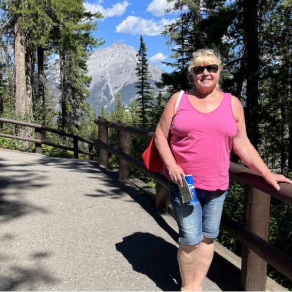 Meet your Posher, Debbie - Picture 2 of 7